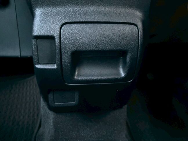 ドリンクホルダーは収納できるため、ウォークスルーが楽々です♪【スペイド】